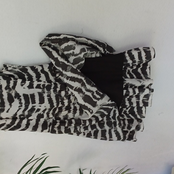 Guess Sleeveless Black/ White Dress with Elastisized Back, Size 6 (+) - Picture 6 of 8